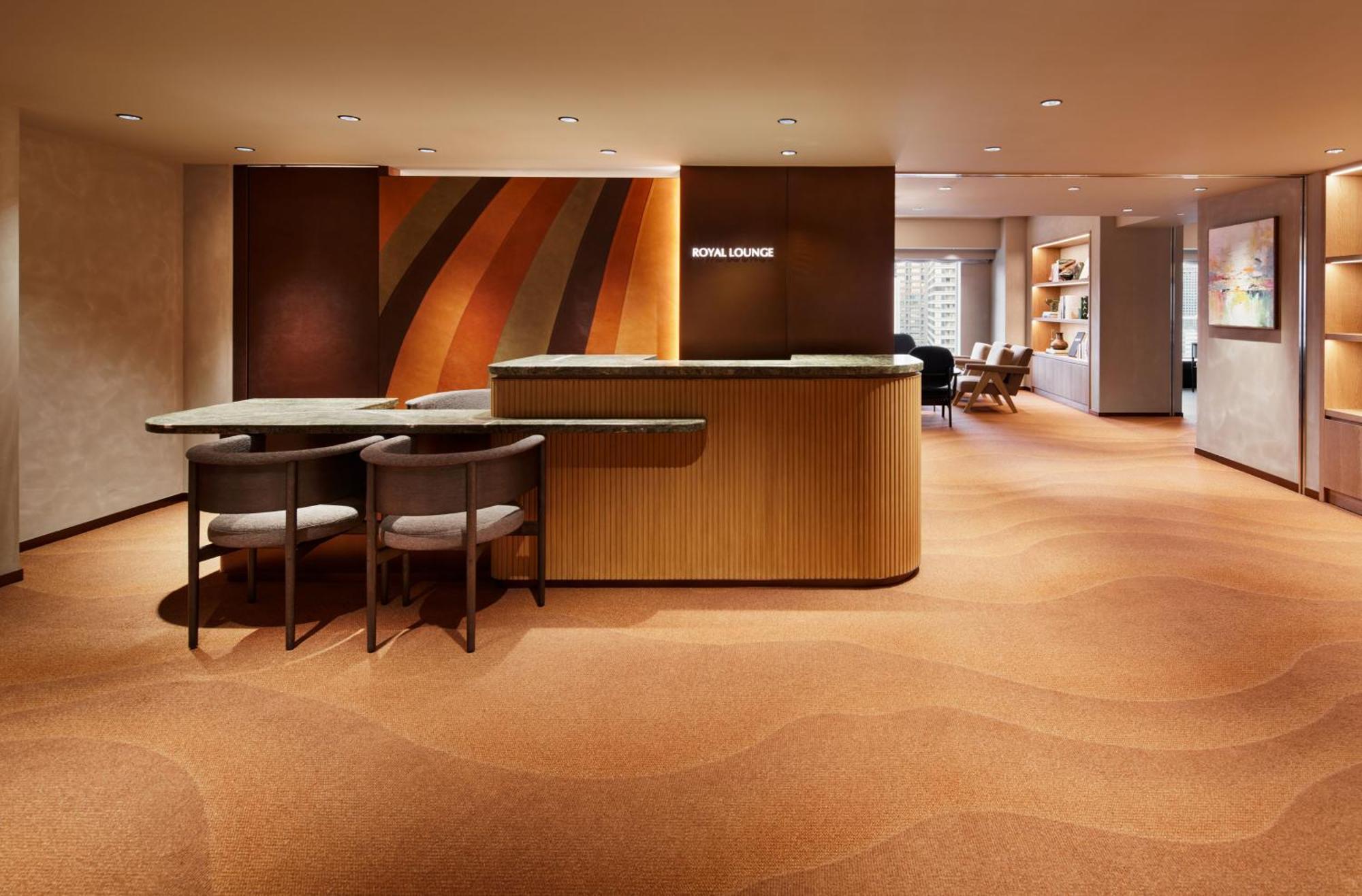 Rihga Royal Hotel Osaka, Vignette Collection By Ihg Zewnętrze zdjęcie The lounge at Hong Kong International Airport