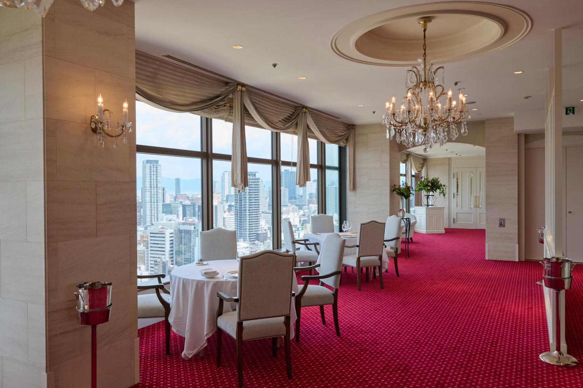 Rihga Royal Hotel Osaka, Vignette Collection By Ihg Zewnętrze zdjęcie Club Lounge at the Conrad Hong Kong