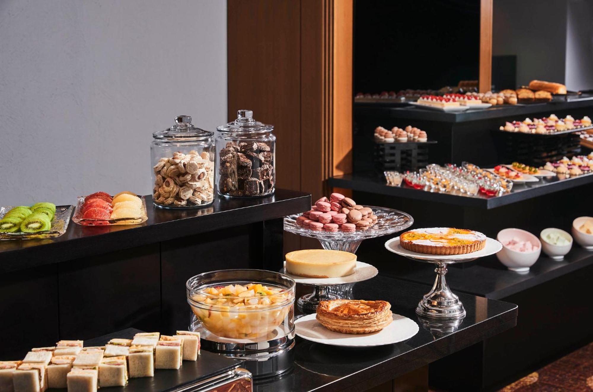 Rihga Royal Hotel Osaka, Vignette Collection By Ihg Zewnętrze zdjęcie A dessert buffet