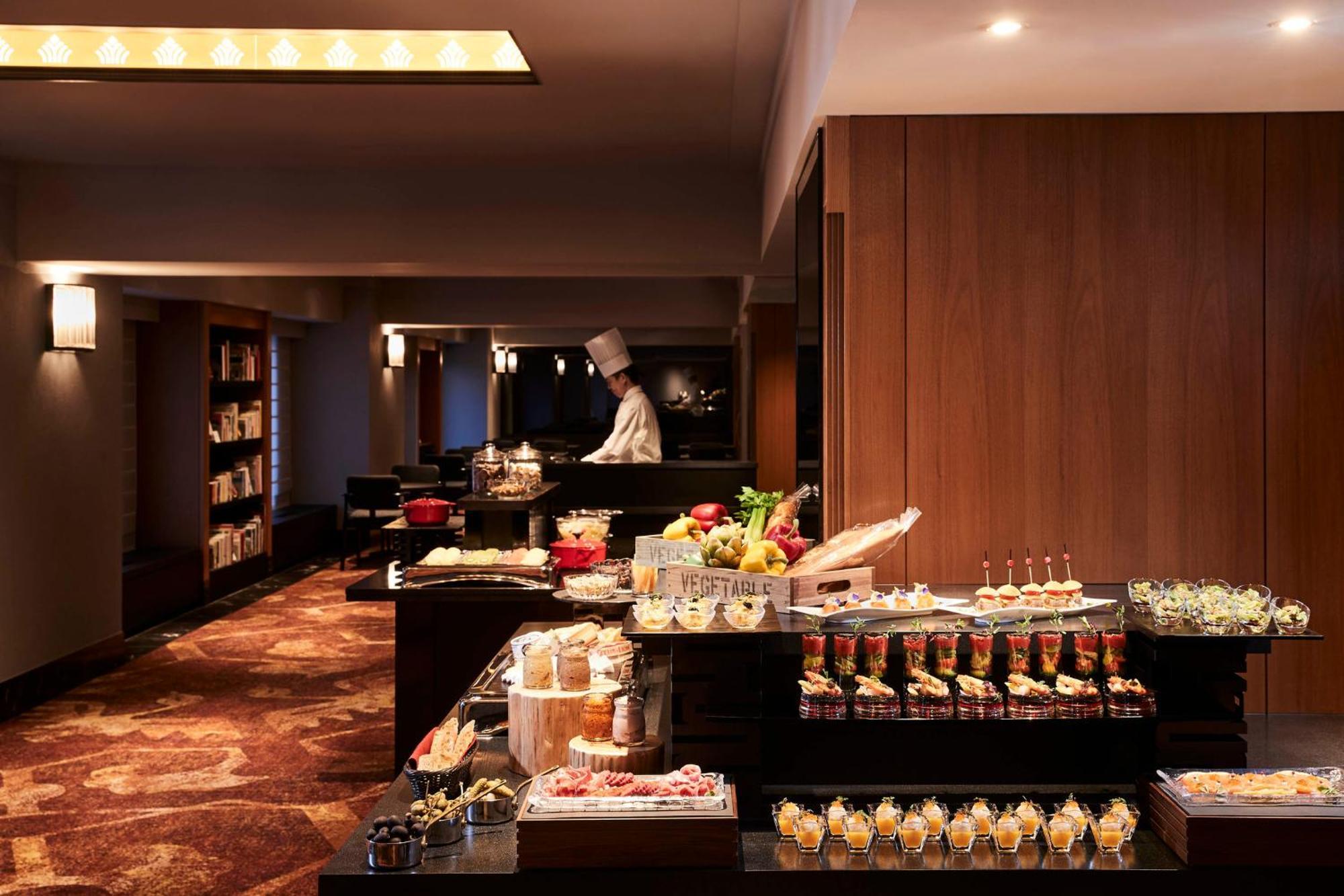 Rihga Royal Hotel Osaka, Vignette Collection By Ihg Zewnętrze zdjęcie The buffet at the hotel