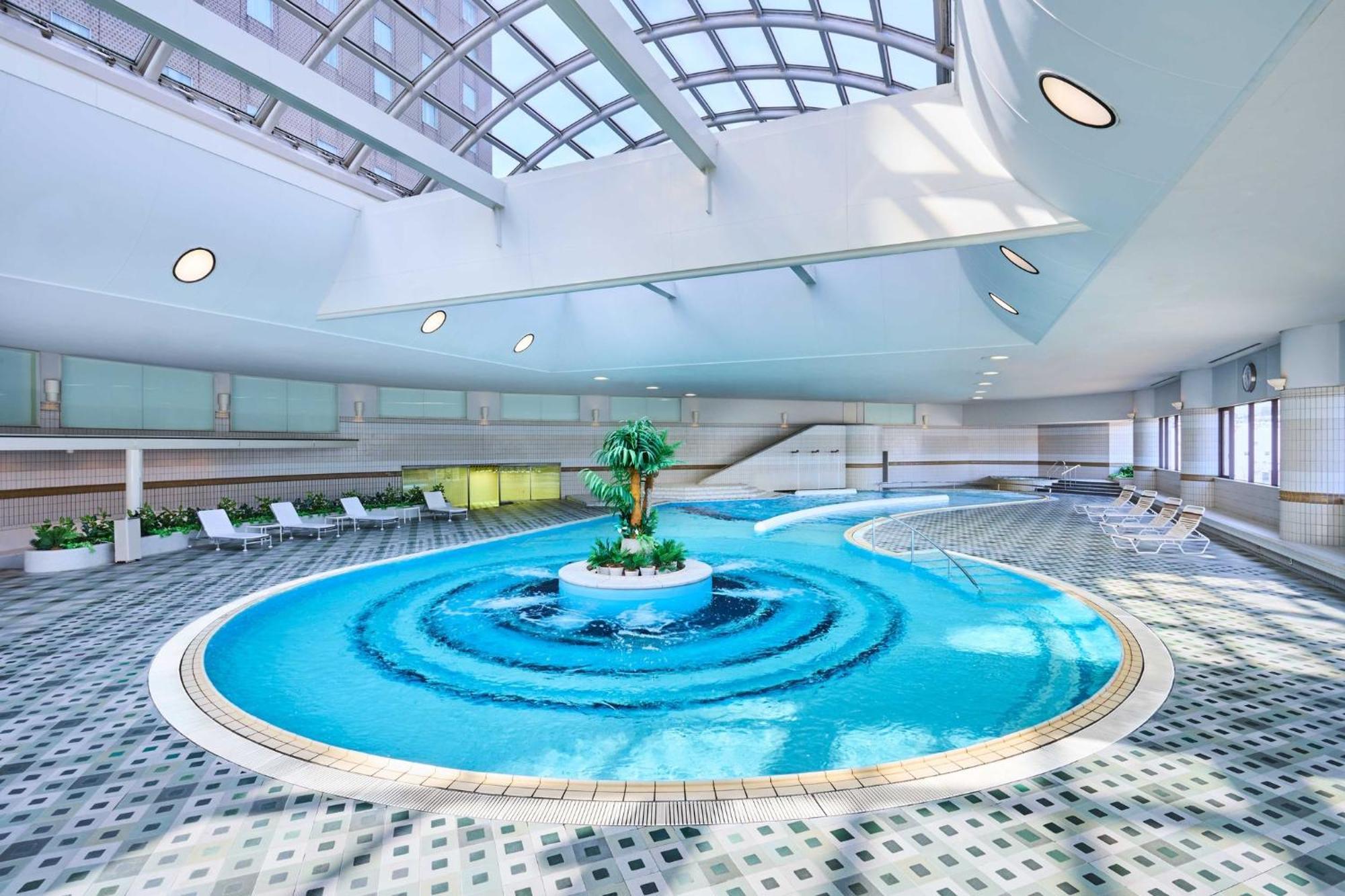 Rihga Royal Hotel Osaka, Vignette Collection By Ihg Zewnętrze zdjęcie The swimming pool