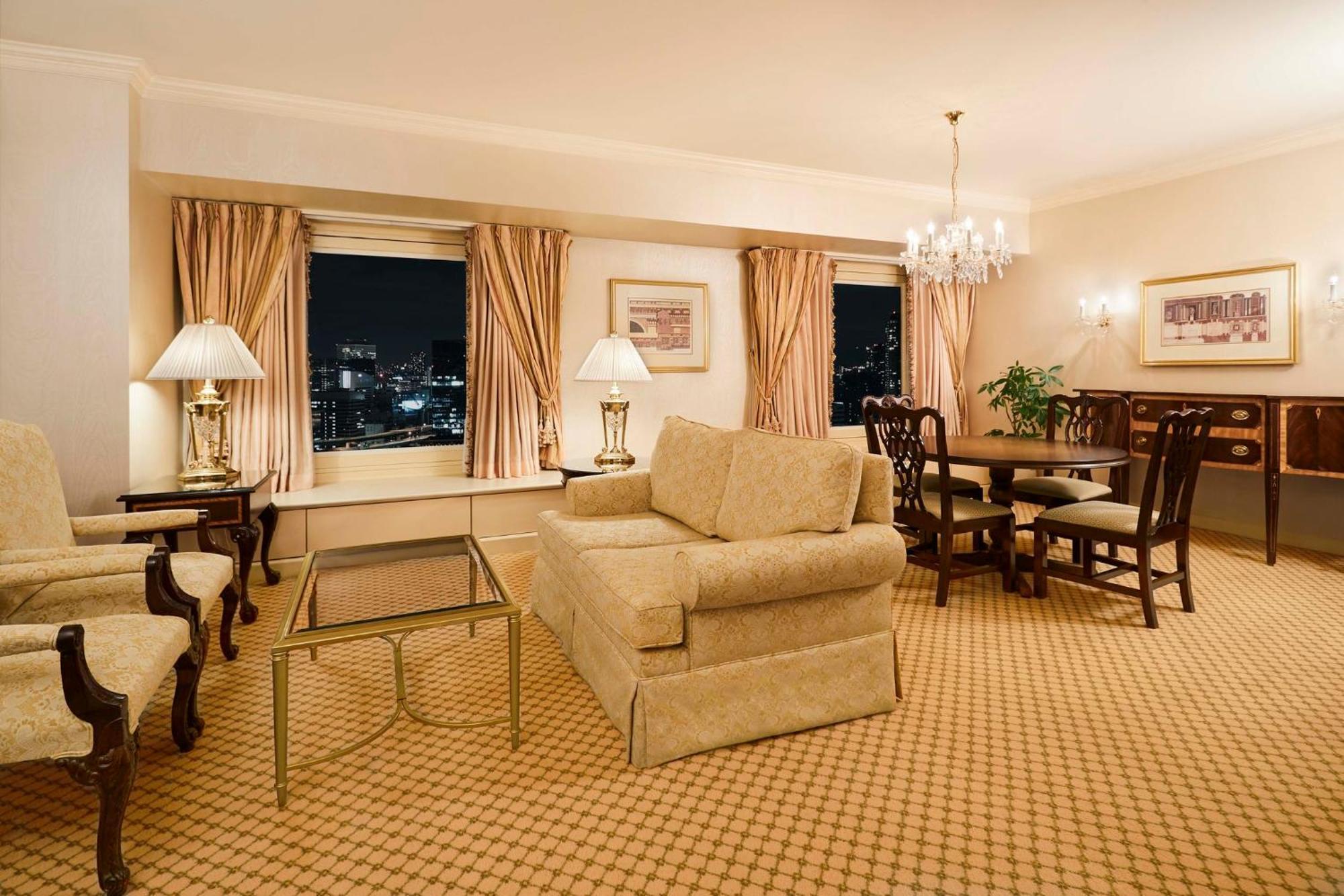 Rihga Royal Hotel Osaka, Vignette Collection By Ihg Zewnętrze zdjęcie A suite at the Hilton Tokyo